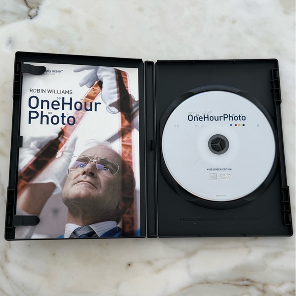 ONE HOUR PHOTO DVD - Picture 2 of 3